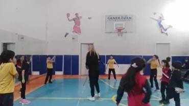 Beden Eğitimi ve Oyun Dersi'nde 2. sınıf öğrencilerimizle koordinasyon,denge ve kuvveti geliştirmeye yönelik "Sıçratan ip" oyununu oynadık.