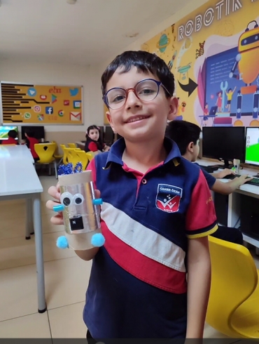 İlkokul grubuyla atık maddelerden eski bilgisayar parçalarından geri dönüşüm başlatıp robot maketi tasarladık.