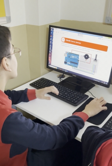 Bilişim teknolojileri dersinde 7.sınıf öğrencilerimizle codeix platformu üzerindeki Arduino derslerini kullanarak Arduino üzerinde potansiyometre ve buzzer yerleştirmeyi Tinkercad üzerinde gördük ve öğrendik.