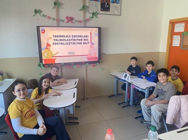 4/B sınıfı Fen Bilimleri dersinde “Teknoloji çocukları yalnızlaştırır mı, sosyalleştirir mi?”, Sosyal Bilgiler dersinde ise “Mutlu olmak için ihtiyaçlar mı yoksa istekler mi daha önemlidir?” konularında gerçekleştirdiği münazara etkinliğinde öğrencil