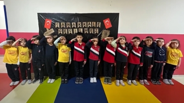 6 yaş B sınıfı olarak 18 Mart Çanakkale Zaferi ve Şehitleri Anma Gününde şehitlerimizi saygı ve minnetle anıyoruz.
