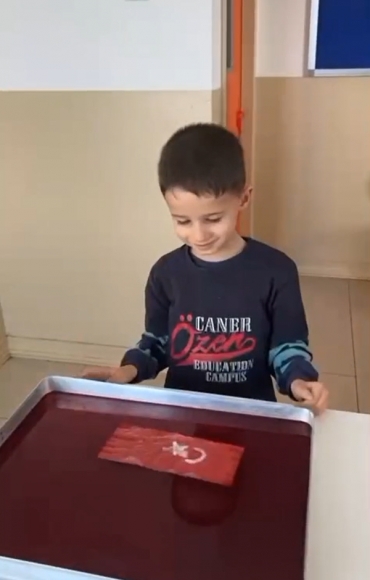 1/A sınıfı ile 29 Ekim Cumhuriyet Bayramımızı anmak ve yüceltmek adına kendi Türk bayrağımızı yaptık. Atam sizinle gurur duyuyor. Nice güzel cumhuriyet kutlamalarımıza.. ♥️♥️