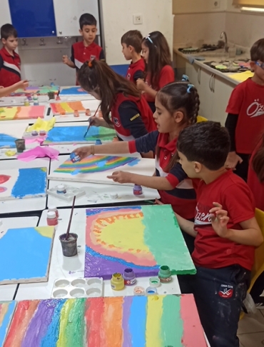 1.sınıf öğrencilerimiz ile görsel sanatlar dersinde okuma bayramı gösterimize özel bir sergi çalışması hazırladık.