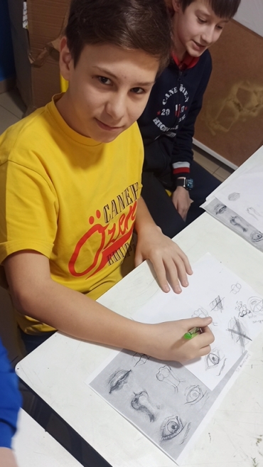 Görsel sanatlar dersimizde ortaokul öğrencilerimiz ile portre konusuna giriş yaparak  göz-burun-dudak gibi yüzümüzde yer alan organlarımızın detaylı ve doğru çizimlerini öğrendik.
