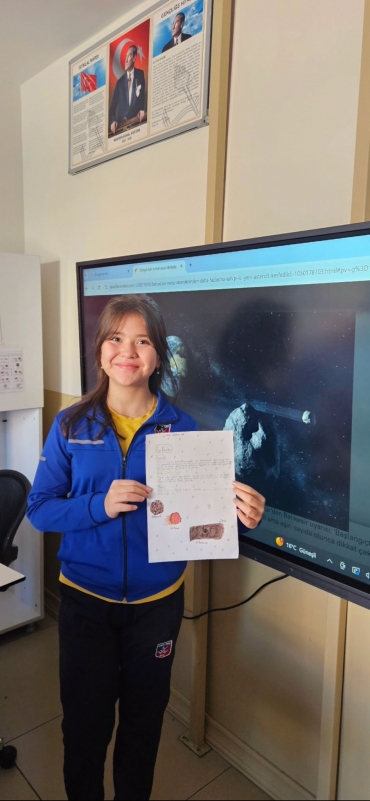 6. sınıf öğrencilerimiz Fen Bilgisi dersinde yaptıkları sunumla meteor, meteorit, göktaşı, meteor çukuru kavramlarını öğrendiler.