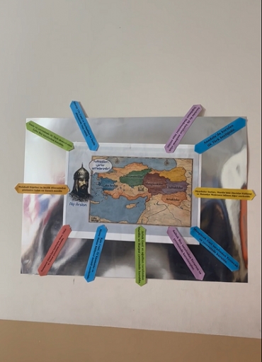 ? Tarihe yolculuk devam ediyor! 6.sınıf öğrencilerimizle Sosyal Bilgiler dersinde Anadolu Beylikleri konusunu etkinliklerle keşfettik. Öğrencilerimiz; beyliklerin kuruluşlarını, kültürel özelliklerini ve Anadolu’nun Türkleşmesindeki rollerini eğlene