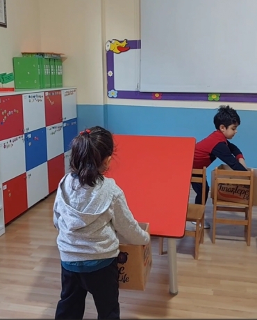 5 yaş B grubu öğrencileri Oyun-Hareket dersinde "Top Avcıları " isimli oyunu oynayarak eğlenceli vakit geçirdiler.