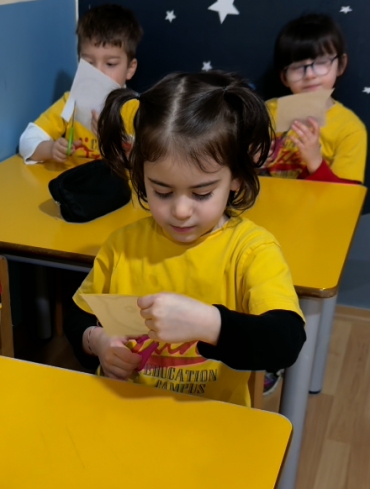 5 yaş A grubu Dünyayı Tanıyalım dersinde sfenks kedisi sanat etkinliği yaptı .