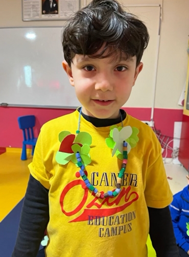 6/C Sosyal Bilgiler Dersimiz. Haftanın bitkisi konusu, Yonca  kolyelerimizi tasarladık.