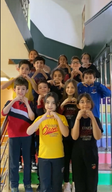 Değerli annelerimiz, dilimizden düşmeyen en güzel şarkısınız. 3/A sınıfı öğrencileri sevgisiyle dünyayı güzelleştiren tüm annelerin anneler gününü kutlar. ?✨