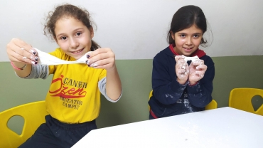 3/A ile Laboratuvar dersinde eğlenerek oyun hamuru yaptık çeşitli şekillerle el becerimizi geliştirdik.