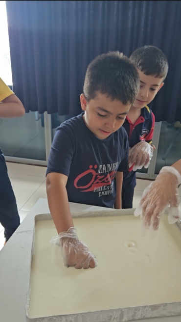 3.A Sınıfmız Laboratuvar dersinde oobleck deneyi ile çok eğlendiler.