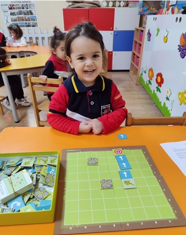Öğrencilerimiz tospayı yönlendirmek amacıyla kodlama becerilerini gösterdi.