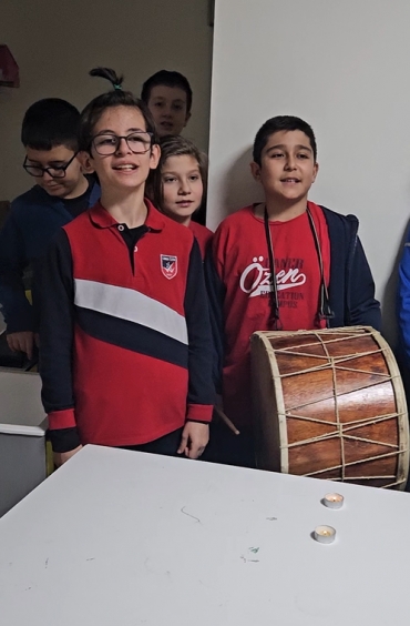6B sınıfı ile Fen Bilimleri dersinde sesin yayılması deneyi ile eğlenerek öğrendik.