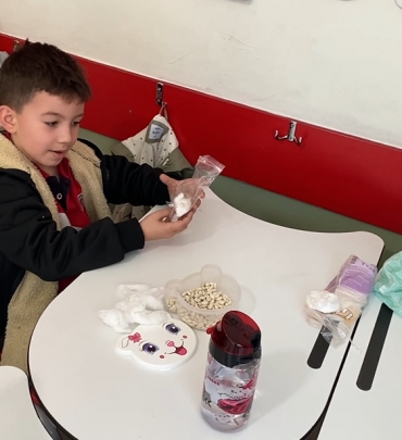 2/A sınıfı öğrencileri Hayat Bilgisi dersinde Bitki Yetiştirme ve Hayvan Besleme konusu kapsamında Fasulye Deneyi yaptı. Bir bitki yetiştirmenin aşamalarını gözlemleme fırsatı buldu.