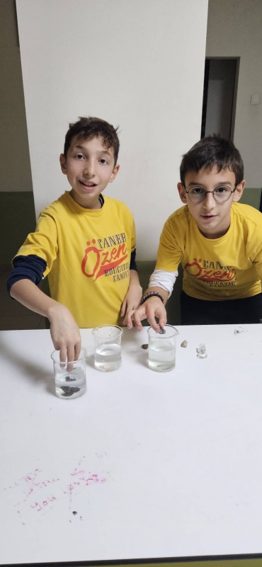 4C sınıfımızla Laboratuvar dersinde şekilsiz cisimlerin hacimleri bulmayı yaptıkları deneyle eğlenerek öğrendiler.