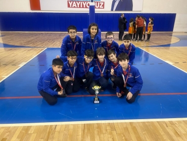 Okul sporları tarafından düzenlenen Keçiören ilçe müsabakalarında küçükler kategorisinde erkek basketbol takımımız 4. Olarak kupayı kaldırmış müzesine götürmüştür, öğrencilerimizi ve öğretmenlerimizi tebrik eder başarılarının devamını dileriz.