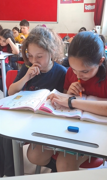 4. Sınıflarımız ile Türkçe dersinde bireysel ve grup çalışmaları ile yazım kuralları ve noktalama işaretleri konusunu pekiştirdik.