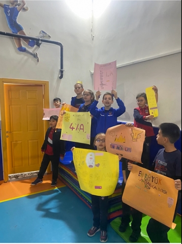 4/A ve 4/B sınıfları etkinlik haftasında yaptığı voleybol maçıyla hem takım sporunun inceliklerini hem de sınıf arkadaşlarını desteklemenin önemini pekiştirdi. Dostluk kazandı.
