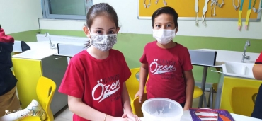 4/A sınıfın laboratuvar dersi Oobleck deneyi