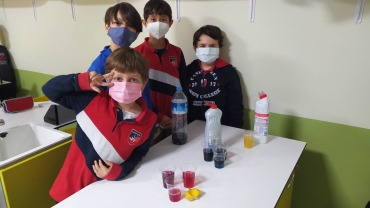 4/B sınıfımızla laboratuvar dersimizde asit bazları ayırdık