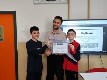 6. sınıflarla Rehberlik dersinde gönüllülük konusunu işledik. Sonrasında kendi derneklerini kurdular ve kurucu gibi davranarak tanıtım sunumu yaptılar! Toplumsal sorunlara çözüm üreten, fikir geliştiren, sahneye cesurca çıkan öğrencilerimizle gurur d