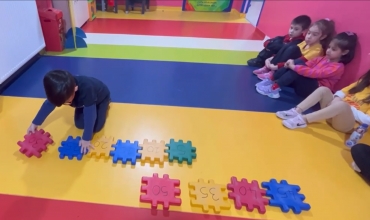 6yaş C sınıfı matematik oyununda 5er 5er 50ye kadar ritmik sayma ve logoları doğru birleştirme oyunu oynuyor .