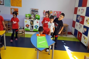 6 Yaş B Grubu / Parkurda top üfleme yarışması