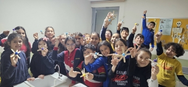 3A ve 4A sınıflarımız Laboratuvar dersinde yaptıkları fırdöndü ile el becerimizi geliştirirken eğlenceli zaman geçirdiler.