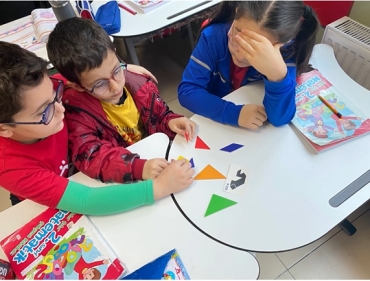 2/B sınıfı “Geometrik Şekiller” konusu tekrar etti ve Tangram oyunu ile yapılar oluşturdu.