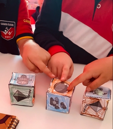 We made many cubes and a ‘’Surprise Box’’ to learn toys’ vocabs!