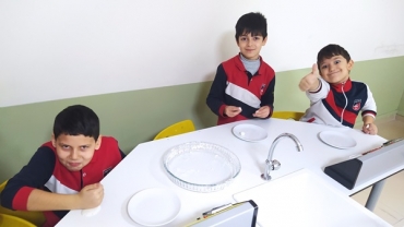3/B ile Laboratuvar dersinde eğlenerek oyun hamuru yaptık çeşitli şekillerle el becerimizi geliştirdik.