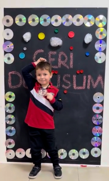 6 yaş D sınıfı öğrencilerimiz “Geri Dönüşüm Projeleri”ile defile yaptı.