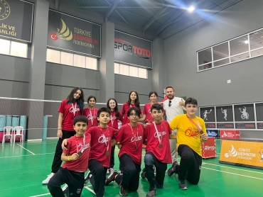 Okullar arası düzenlenen badminton müsabakalarında okulumuz kız ve erkek takımı ilçe üçüncüsü olmuştur. Öğrencilerimizi tebrik eder başarılarının devamını dileriz.