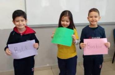 1/A sınıfı öğrencileri alfabetik sıralama konusunu eğlenceli bir oyunla öğrendiler.