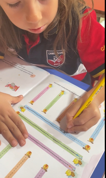 Anasınıfı A grubu ile bilişim teknolojileri dersinde bilgisayarsız kodlama etkinlikleri yaptık.