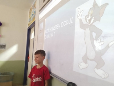 2/A öğrencilerinin bu hafta merak kavanozundan çıkan soruları: "Rüzgar nasıl eser?" "Kedilere neden 9 canlı derler?