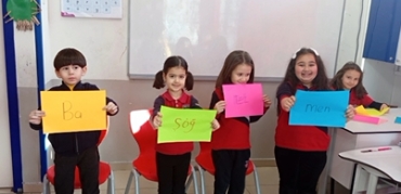 1/A sınıfı öğrencileri satır sonuna sığmayan kelimeler konusunu eğlenceli bir etkinlikle pekiştirdi.