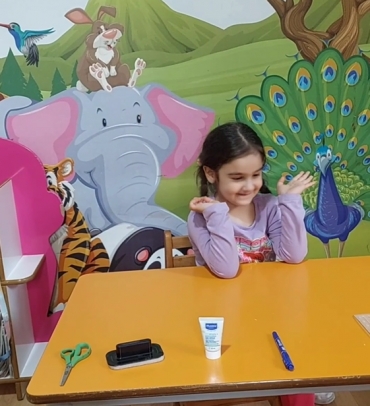 5 yaş B grubu Öğrencileri Akıl Oyunları dersinde "Hangisi Yok?" isimli oyun ile dikkat becerilerini geliştirdiler.