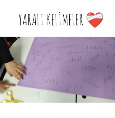 3/A sınıfı, Türkçe dersinde "YARALI KELİMELER" etkinliği ile yazımında yanlışlık yapılan kelimeleri bularak iyileştirdiler. Daha sonra yazım kılavuzlarını kullanarak yaptıklarını kontrol ettiler.