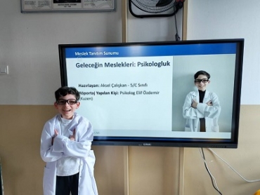 5. sınıf öğrencilerimizle “Meslekler” konusunu işlerken öğrenmeyi sınıfın dışına taşıdık. Her öğrencimiz, kendisine yakın gördüğü bir yetişkinle röportaj yaptı. Mesleğin zorluklarını, sorumluluklarını, eğitim sürecini ve günlük rutinini doğrudan mesl