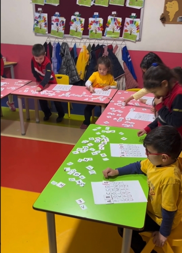 6 yaş C sınıfı; P-p sesini öğrendiler ve bütün öğrendikleri sesleri masalarımızdaki harf kartlarında ve çalışma kâğıtlarında bulmaya çalıştılar .