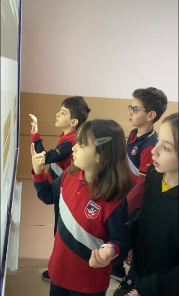 3/A sınıfı öğrencileri Türkçe dersinde Yazımı Karıştırılan Kelimeleri öğrendi. Öğrendiklerini pekiştirmek için eğlenceli bir oyun oynadı. Oyun sayesinde hem tekrar yaptılar hem de keyifli vakit geçirdiler.