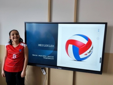 5. sınıf öğrencilerimizle birlikte meslekleri sadece kitaplardan değil, doğrudan o mesleği yapan kişilerden öğrenmek için küçük bir “yaşayan kütüphane” çalışması yaptık. Öğrencilerimiz seçtikleri bir yetişkinle mesleği hakkında röportaj yaptılar; mes