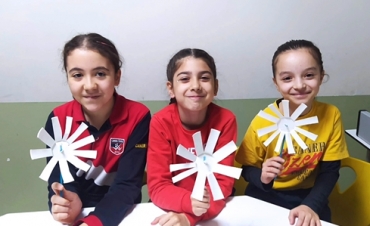 4.sınıflarımızla Laboratuvar dersimizde rüzgar gülü yaparken eğlenceli zamanlar geçirdik.