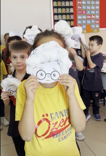 1/A sınıfı olarak “N” sesini öğrenmenin heyecanını yaşadık!  Her bir öğrencimiz kendi “nene maskesini” yaptı, süsledi ve büyük bir keyifle taktı.  Hem öğrendik hem de çok eğlendik!