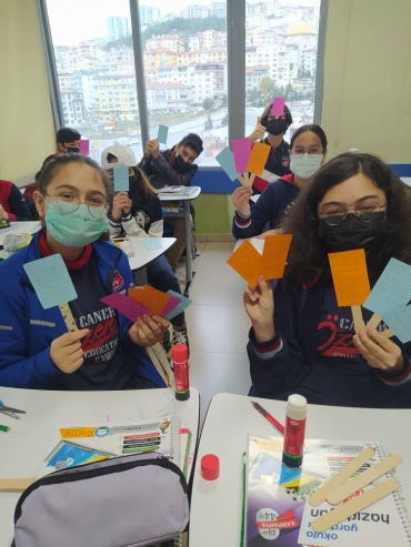 Sosyal Bilgiler dersinde Avrupa'da Uyanış konusunda 7B sınıfı öğrencilerimiz kendi ayraçlarını yaptılar.