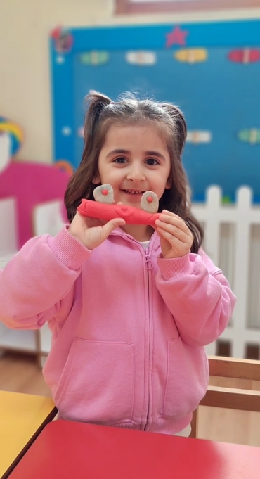 Anasınıfı 5 Yaş C Grubu öğrencileri oyun hamuru ve taşları kullanarak özgün tasarımlar ortaya çıkardılar.