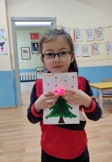 Okul öncesi grubumuz ile Bilişim dersinde kağıt devreler konusunda ışıklandırmamızı yaptık, devre elemanlarını tanıdık.