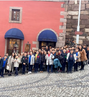 5. sınıflarımızla Kelime Müzesi gezimizden minik bir hatıra ?? Öğrencilerimizle kelimelerin geçmişine, anlamına ve hikâyesine dokunduk ✨ Eğlendik, öğrendik, bol bol fotoğraf ve anı biriktirdik ?? Bugün kelimeler bizimle çok daha güze